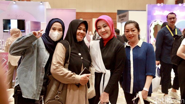 Ia juga sempat asyik swafoto bersama pengunjung.