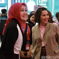 Selama mengunjungi booth Jakarta X Beauty Atalia terlihat sangat semringah.