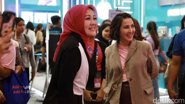 Selama mengunjungi booth Jakarta X Beauty Atalia terlihat sangat semringah.
