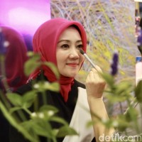 Ini momen saat Atalia Praratya mengunjungi booth Jakarta X Beauty di Jakarta Convention Center.