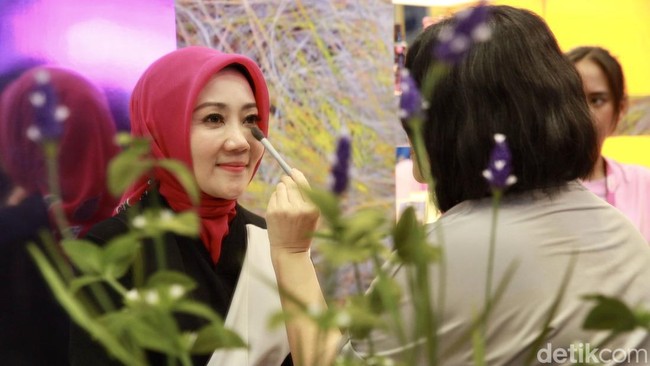 Ini momen saat Atalia Praratya mengunjungi booth Jakarta X Beauty di Jakarta Convention Center.