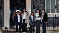 Mereka membawa kotak berisi petisi bertuliskan children of Gaza.  