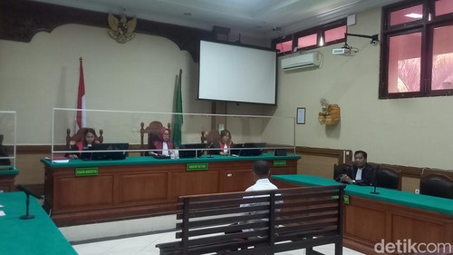 Sidang putusan dengan terdakwa Putu Agus Ariana alias PAA di Pengadilan Negeri (PN) Singaraja, Kamis (14/12/2023). (Foto: Made Wijaya Kusuma/detikBali)