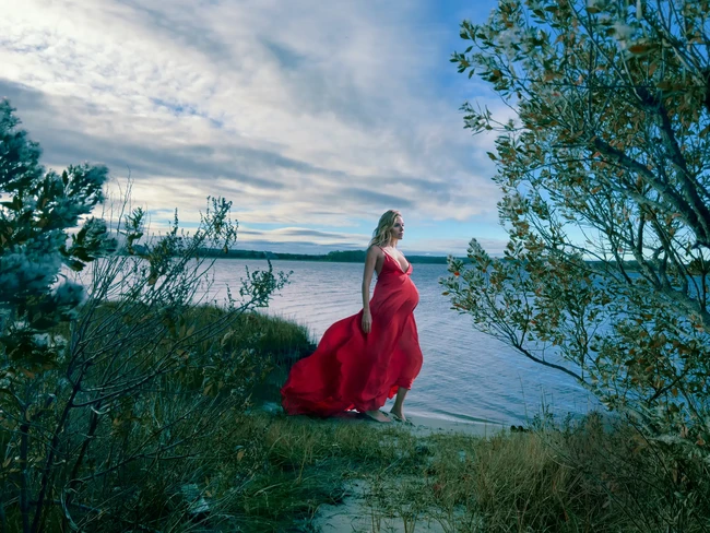 Tampil dramatis, Sienna tampak mengenakan gaun merah dari koleksi Valentino. Gaun berbelahan dada rendah itu membuat penampilannya terkesan feminin. Foto: Dok. Vogue