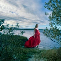 Tampil dramatis, Sienna tampak mengenakan gaun merah dari koleksi Valentino. Gaun berbelahan dada rendah itu membuat penampilannya terkesan feminin. Foto: Dok. Vogue