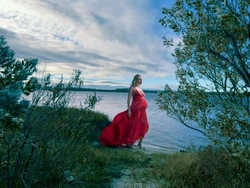 5 Gaya Sienna Miller Tampil Seksi, Pamer Perut Hamil di Majalah Vogue