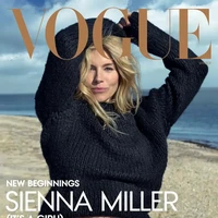 Pemotretan dengan majalah Vogue digarap oleh fotografer fashion ternama Annie Leibovitz. Bintang film ‘Alfie’ ini tampil dalam beberapa gaya busana untuk isu editorial edisi Musim Dingin 2024. Foto: Dok. Vogue