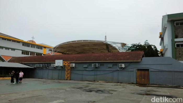 Siswa SMP Petra 3 Surabaya dihebohkan dengan atap yang menyebabkan bunyi ledakan.