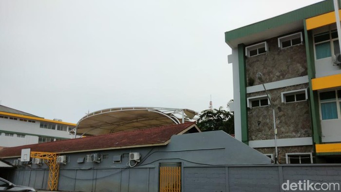 Siswa SMP Petra 3 Surabaya dihebohkan dengan atap yang menyebabkan bunyi ledakan.