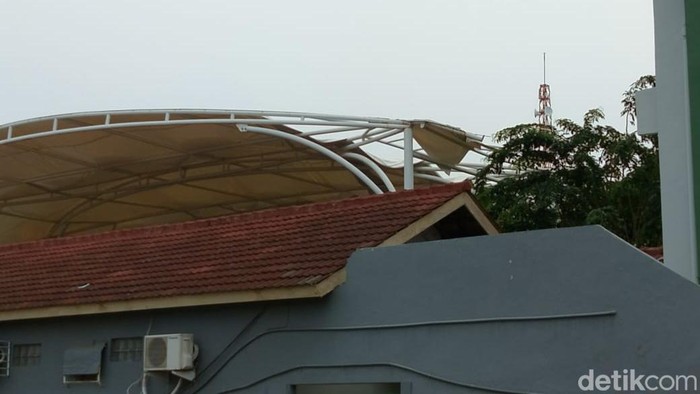Siswa SMP Petra 3 Surabaya dihebohkan dengan atap yang menyebabkan bunyi ledakan.