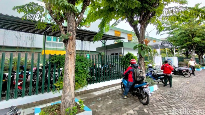 Siswa SMP Petra 3 Surabaya dihebohkan dengan atap yang menyebabkan bunyi ledakan.