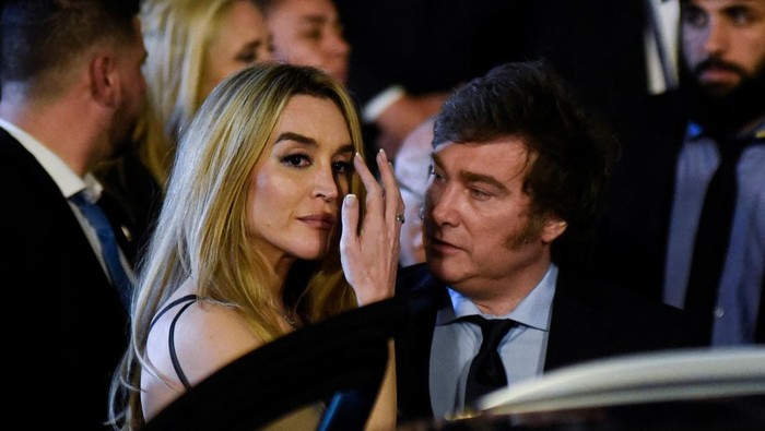 Sosok Mencuri Perhatian di Pelantikan Presiden Baru Argentina Argentina's President Javier Milei and his partner Fatima Florez attend a gala at the Teatro Colon on the day of his inauguration, in Buenos Aires, Argentina December 10, 2023. REUTERS/Martin Cossarini
