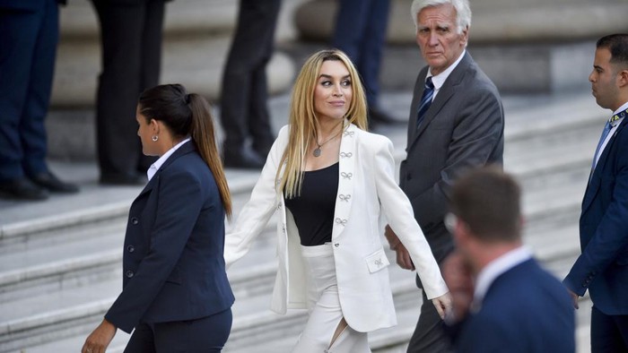 Sosok Mencuri Perhatian di Pelantikan Presiden Baru Argentina Argentina's newly sworn-in President Javier Milei's girlfriend Fatima Florez arrives at the Metropolitan Cathedral for an interfaith ceremony in Buenos Aires, Argentina, Sunday, Dec. 10, 2023. (AP Photo/Gustavo Garello)