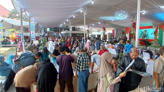 Suasana pasar amal untuk Palestina di sekitar GCC Dadaha Kota Tasikmalaya, Kamis (14/12/2023).