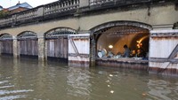Seniman keramik bekerja di sebuah studio saat Sungai Thames meluap.  