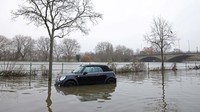 Sungai Thames di London tampak meluap akibat hujan berkepanjangan, 13 Desember 2023.