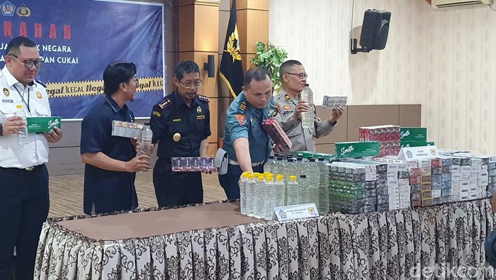 Tangkapan rokok ilegal sebanyak 17 juta batang dimusnahkan Bea Cukai Palembang.