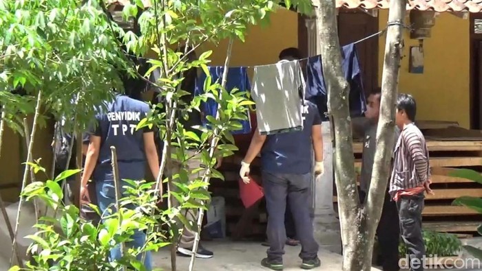 Penyidik TPT membawa sejumlah batang bukti dari penggeledahan di rumah terduga teroris di Boyolali, Kamis (14/12/2023).