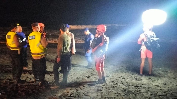 Tim gabungan menyisir Pantai Pererenan mencari korban tenggelam, Kamis (14/12/2023). (Foto: Dok Polsek Mengwi)