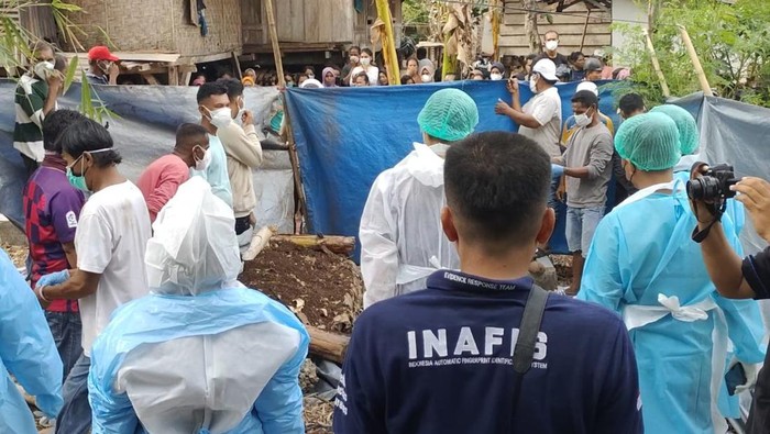 Tim RS Bhayangkara Polda Sultra mengautopsi jasad korban KDRT di pemakaman umum Kelurahan Lipu, Kecamatan Betoambari, Baubau.