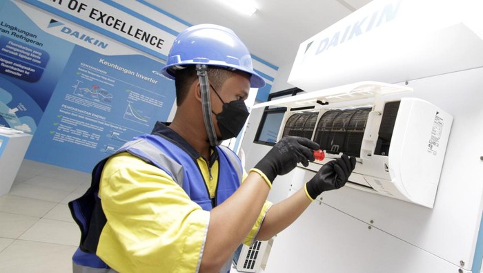 Daikin terus berkomitmen meresmikan Pusat Keunggulan Pertama di SMK guna meningkatkan kompetensi siswa sekolah vokasi.