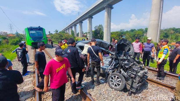TKP kecelakaan KA Feeder Whoosh tabrak mobil 6 penumpang di Ngamprah, Kabupaten Bandung Barat