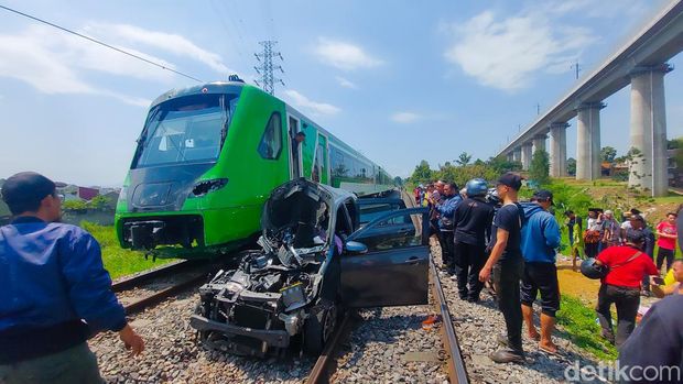 TKP kecelakaan KA Feeder Whoosh tabrak mobil 6 penumpang di Ngamprah, Kabupaten Bandung Barat