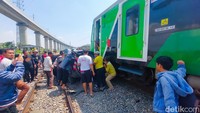 Peristiwa nahas itu terjadi pada Kamis (14/12/2023) sekitar pukul 13.00 WIB. Mobil minibus berwarna abu-abu dengan nomor polisi D 1859 AJY itu terseret kurang lebih sejauh 500 meter.
