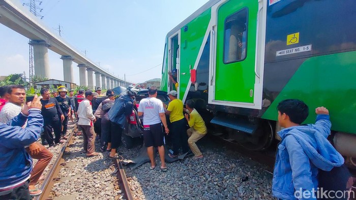 TKP kecelakaan KA Feeder Whoosh tabrak mobil 6 penumpang di Ngamprah, Kabupaten Bandung Barat