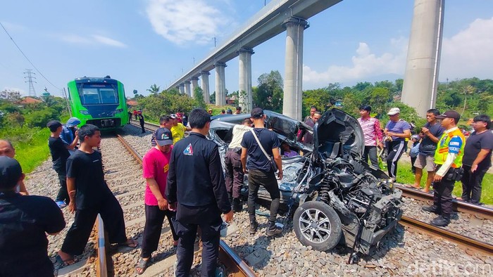 TKP kecelakaan KA Feeder Whoosh tabrak mobil 6 penumpang di Ngamprah, Kabupaten Bandung Barat