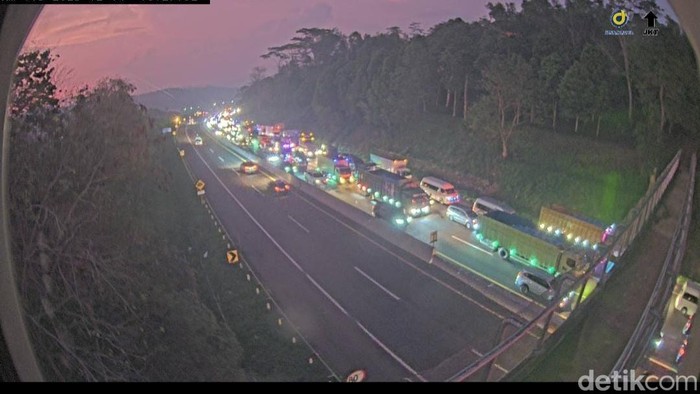 Tol Cipularang arah Bandung macet parah gegara ada buruh tutup jalan di KM 117.