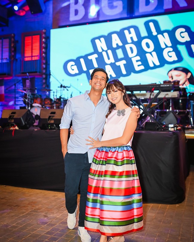 Setiap tahun, Surya Insomnia juga tak pernah absen mengucapkan perayaan pernikahan bersama Tyara Renata. Bahkan mengunggah foto mesra bersama sang istri. Foto: Instagram @suryainsomnia