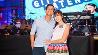 Bahkan cowok berusia 38 itu selalu meminta persetujuan istri untuk memilihkan baju yang akan dia pakai saat syuting. Foto: Instagram @tyararenata @suryainsomnia