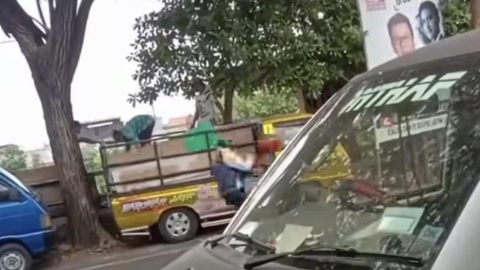 Video pembuang sampah sembarangan di sungai Surabaya.