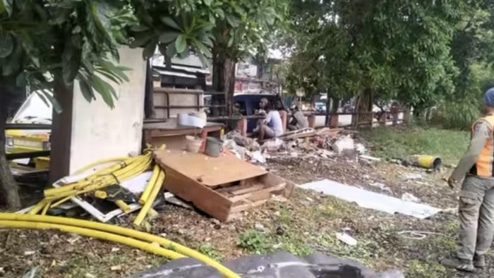 Video pembuang sampah sembarangan di sungai Surabaya.
