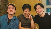 Pria 33 tahun ini sedang makan bersama penyanyi Singapura Benjamin Kheng dan Sezairi. Mereka santap di sebuah restoran Korea Selatan dengan beragam menu. Foto: Instagram vidialdiano