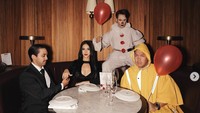 Saat Halloween, Vidi Aldiano bersama Anya Geraldine merayakannya dengan pesta kostum. Mereka juga hendak makan di sebuah restoran mewah. Foto: Instagram vidialdiano
