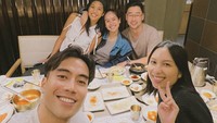 Vidi Aldiano berteman baik dengan Maudy Ayunda dan Jesse Choi. Mereka pernah makan bersama di restoran bermenu Korea Selatan. Foto: Instagram vidialdiano