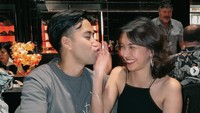 Bersama sang istri, Sheila Dara, Vidi menikmati makanan istimewa di Bali. Mereka bersantap di Si Jin yang punya steak enak. Foto: Instagram vidialdiano