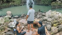 Makan dengan pemandangan air terjun juga dirasakan Vidi di Bali. Ia bersama sahabat-sahabatnya menikmati momen istimewa ini. Foto: Instagram vidialdiano