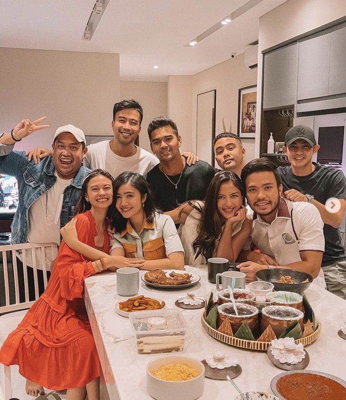 Vidi Aldiano Kulineran Bareng Sahabat, Ini Momen Akrabnya Vidi Aldiano Kulineran Bareng Sahabat, Ini Momen Akrabnya