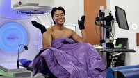 Vidi Aldiano menjalani sesi radiasi untuk menyembuhkan kanker yang dideritanya. Ia menjalani 10 sesi dan hasilnya baru akan terlihat sekitar 1-2 bulan lagi. Foto: Instagram vidialdiano