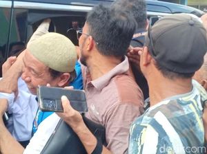 Blusukan di Pasar Jambi, Anies Bagi-bagi Kaus hingga Jadi Rebutan Warga
