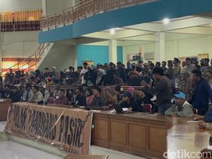 Warga Geruduk Kantor Bupati Pinrang Desak Izin 13 Perusahaan Tambang Dicabut