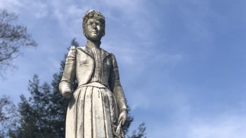 Kisah dari ibu muda bernama Octavia Hatcher terkenal di kalangan penduduk Pikeville, Kectucky. Legenda ini bercerita tentang seorang wanita yang meninggal beberapa bulan setelah melahirkan bayinya yang keguguran. Ia merasa sakit dan tak lama dinyatakan meninggal setelah terlihat tak bernyawa. Penduduk pun lekas menguburnya.Tapi kemudian kasus serupa dialami oleh sejumlah penduduk. Setelah ditelusuri, ternyata itu dampak dari penyakit radang otak dan yang diasumsikan sebagai kehilangan nyawa ternyata hanyalah koma. Penyakit ini bisa disembuhkan dan banyak penduduk berhasil pulih. Mereka pun teringat dengan Octavia yang menurut mereka terlalu cepat untuk dimakamkan. Alhasil, kuburan Octavia digali kembali sehingga tertampaklah bukti cakaran kuat pada peti dan kuku-kuku Octavia yang diselimuti darah. Beberapa ilmuwan menyatakan kisah ini sungguh terjadi. (Foto: Internet)
