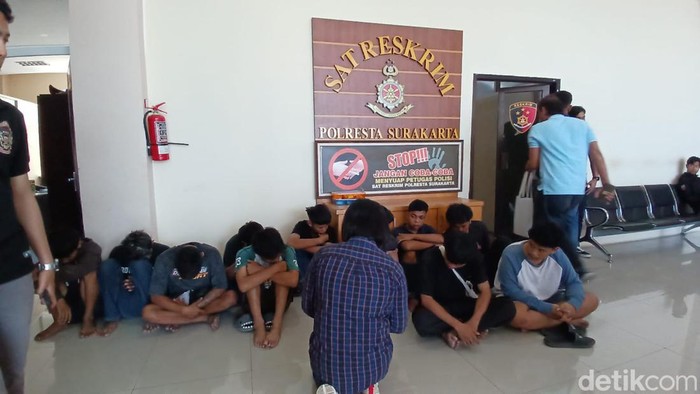 11 orang saat yang terlibat tawuran saat diamankan di Mapolresta Solo, Jumat (15/12/2023).