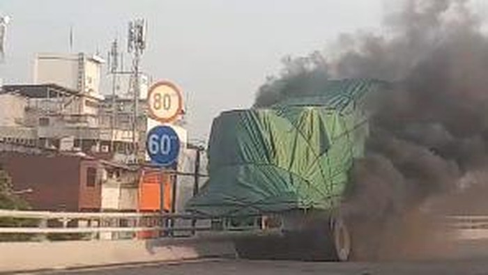 Ada Truk Terbakar di Tol Dalam Kota Arah Grogol, Lalin Padat