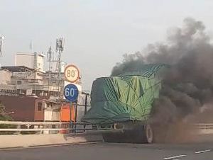 Penampakan Truk Pengangkut Kertas Terbakar di Tol Dalam Kota arah Grogol