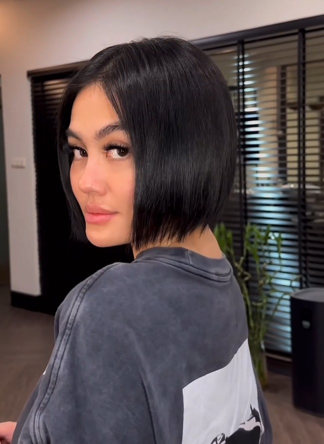 Agnez Mo mempercayakan hairstylist ternama Kiefer Lippens untuk mengubah gaya rambutnya. Foto: Instagram/@kieferlippens