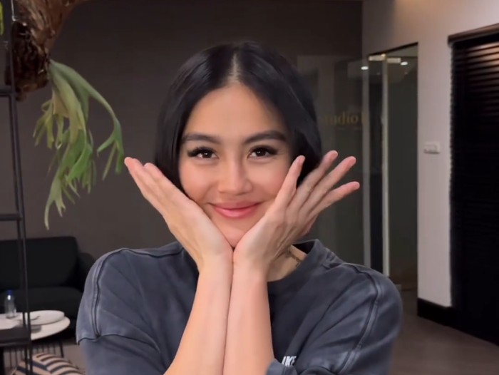 Agnez Mo Gaya Agnez Mo dengan rambut baru model bob pendek.